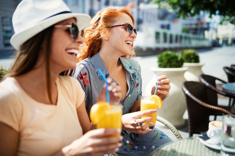 Prendre un verre en terrasse et au soleil, ou quand la rentrée rime avec "vacances".