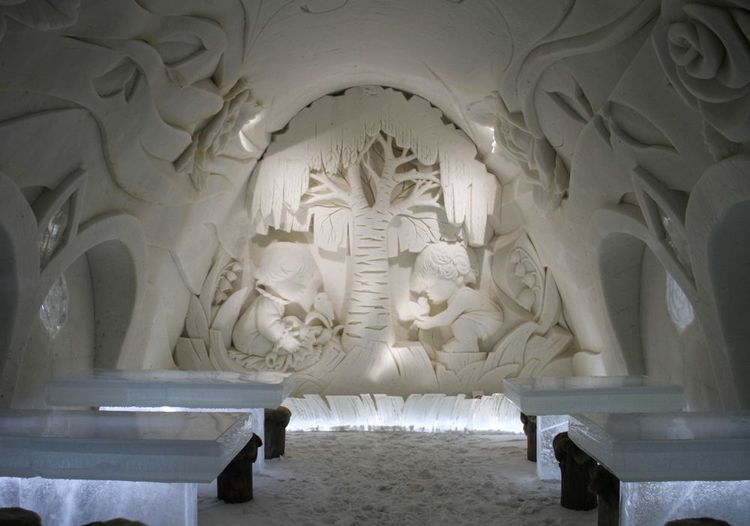Bar restaurant dans un château de glace en Finlande