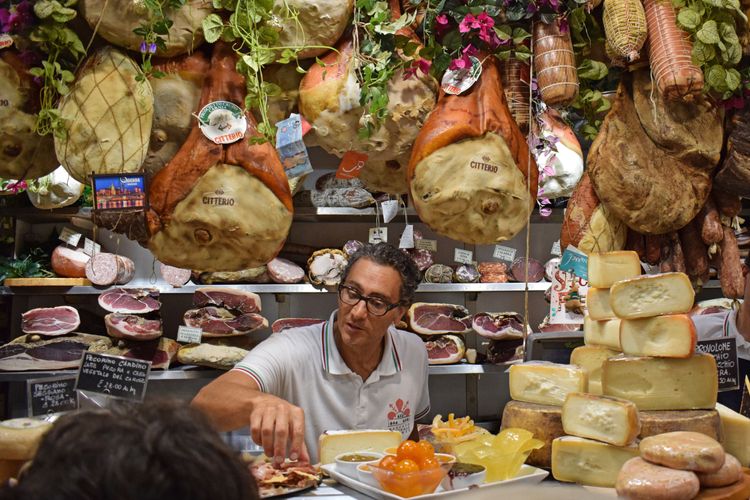 Venditore di formaggi e salumi al mercato centrale di Firenze