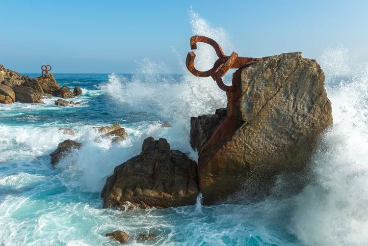 Les vagues s'écrasent contre les rochers du Peigne des Vents.