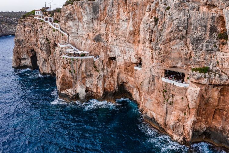 Cova d'en Xoroi depuis la mer