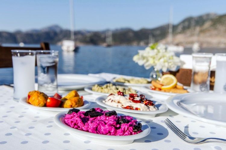 Mezzés servis avec du raki sur une terrasse de restaurant à Bodrum
