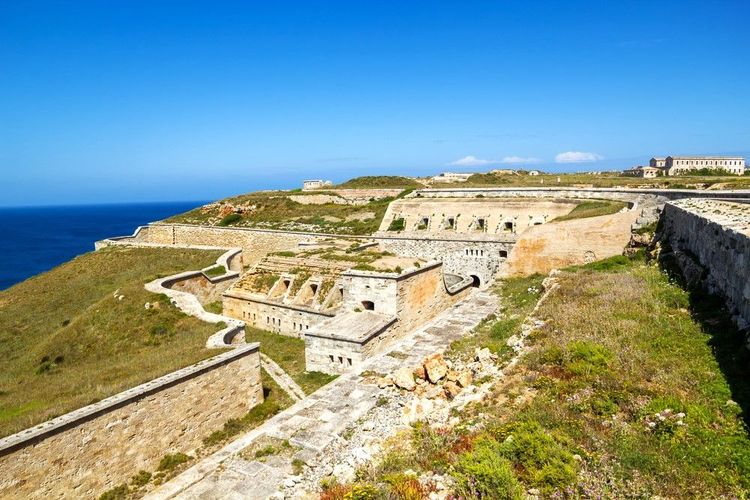 La forteresse de La Mola, à l'entrée du port