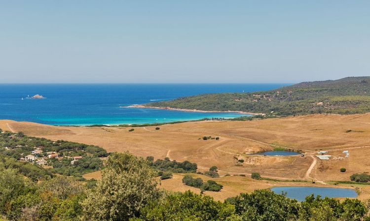 Surf y senderismo en la playa salvaje de Capo di Feno