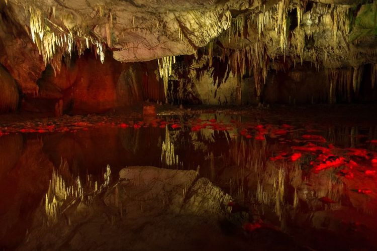 Le lac souterrain de la grotte de Kumistavi