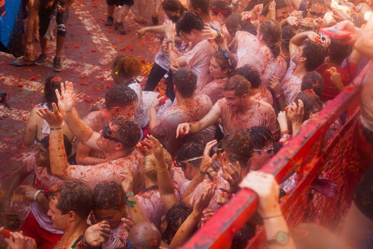  une immense bataille de tomates à Buñol durant la Tomatina.