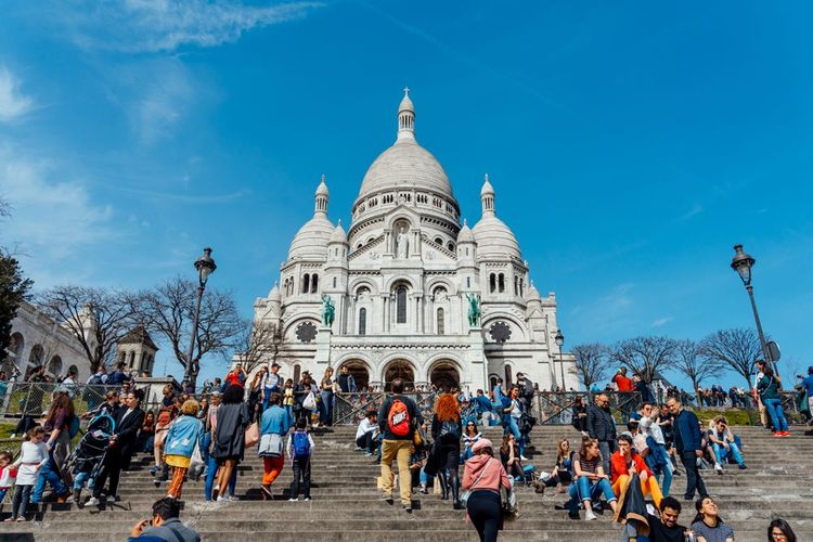 De nombreux touristes devant le Sacré-Cœur.