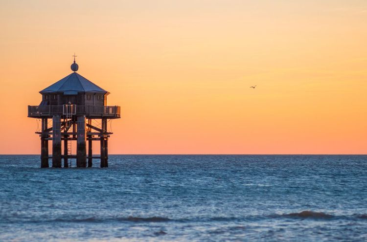 Le phare du Bout du Monde, au large de la plage des Minimes