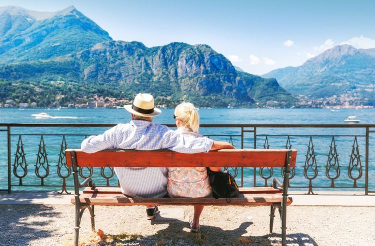 Un couple de seniors en voyage au lac de Côme en Italie