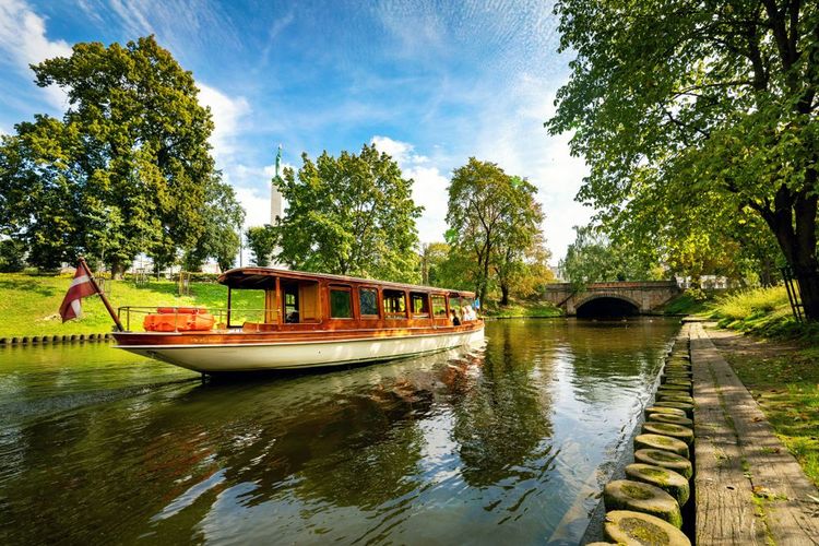 Flânerie enchanteresse le long du Canal de Riga