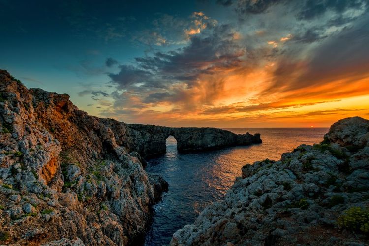 Place de Pont d'en Gil arc en pierre sur l'île de Minorque au coucher du soleil