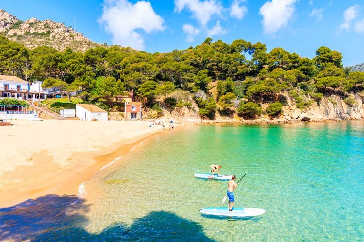 Paddle sur la plage Aiguablava sur la Costa Brava