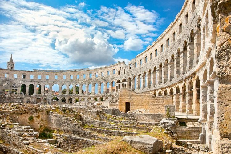 Les ruines à l'intérieur de l'enceinte de l'amphithéâtre témoignent de son histoire