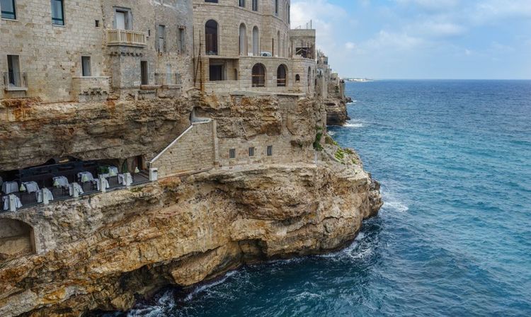 Restaurant dans une grotte à Polignano a Mare, Pouilles, Italie