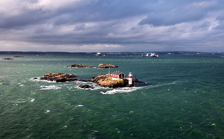 Ilôt de l'archipel de Göteborg et le littoral au loin
