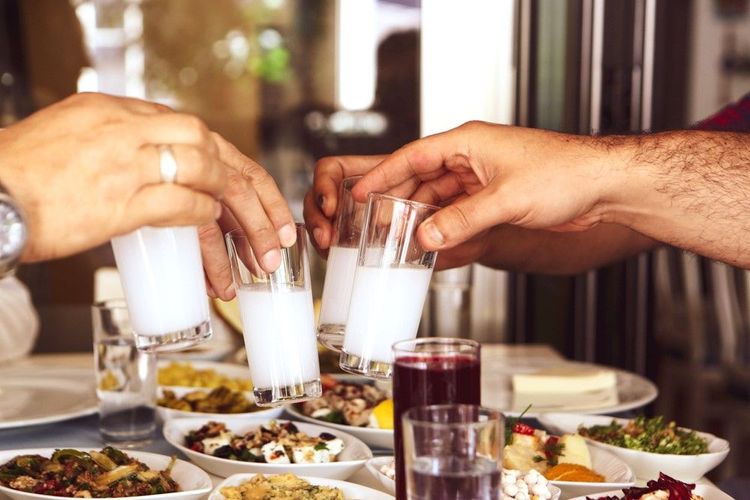 Convivialité autour d'un bon repas et d'un verre d'ouzo