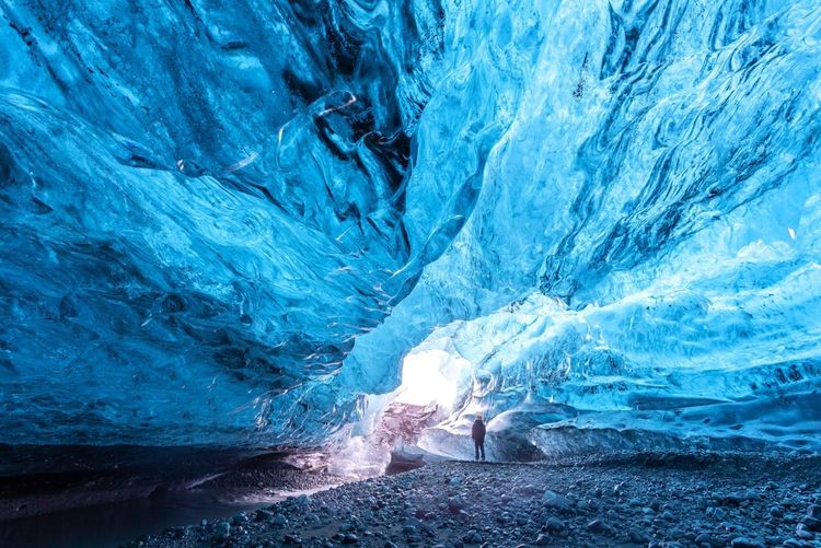 La transparence de ces cathédrales de glace les inonde de lumière