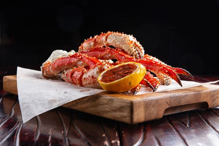 Dégustation de crabe royal, une spécialité culinaire d'Oslo