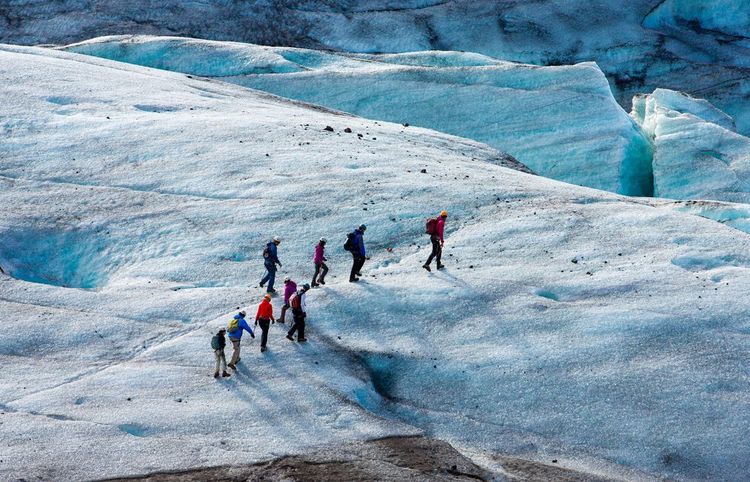 Des randonneurs marchent le long de Vatnajokull Islande