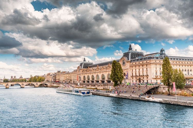 Vue du musée d'Orsay depuis la Seine.