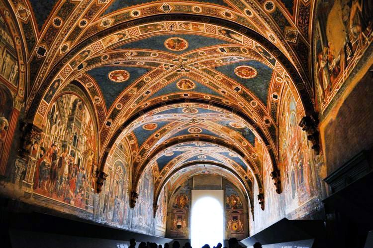 Le corridor au plafond richement peint de Santa Maria della Scala
