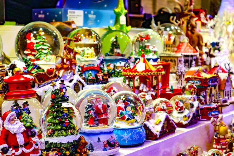 Les boules à neige sur un marché de Noël, tout un symbole