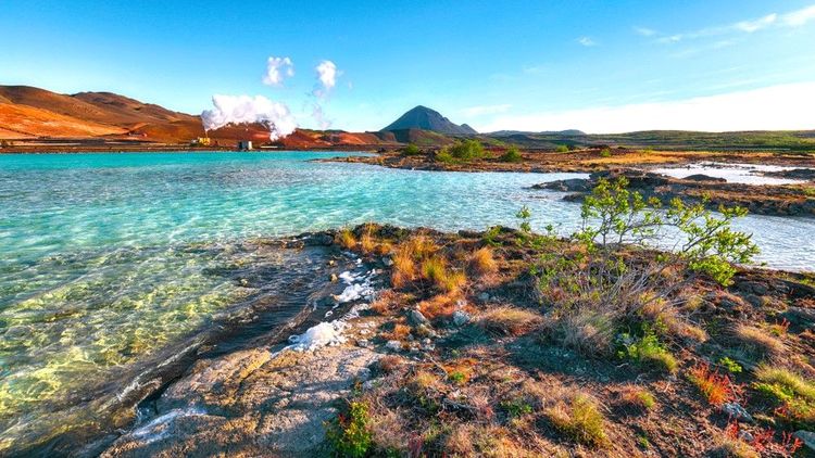 Les montagnes Hlidarfjall où l'on aperçoit la station géothermique de Krafla Bjarnarflag, l