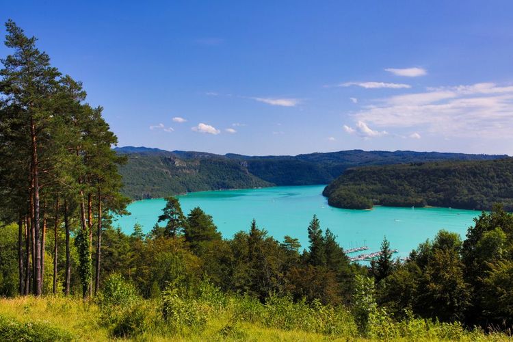 Le lac de Vouglans dans le Jura