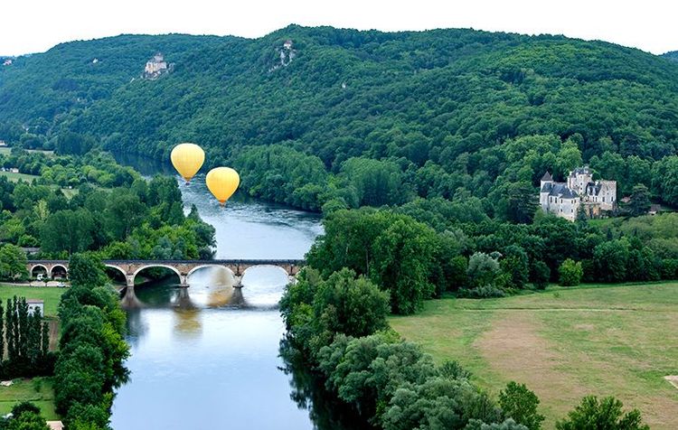 Balade en montgolfière au-dessus des châteaux de Feyrac et de Castelnaud, au loin