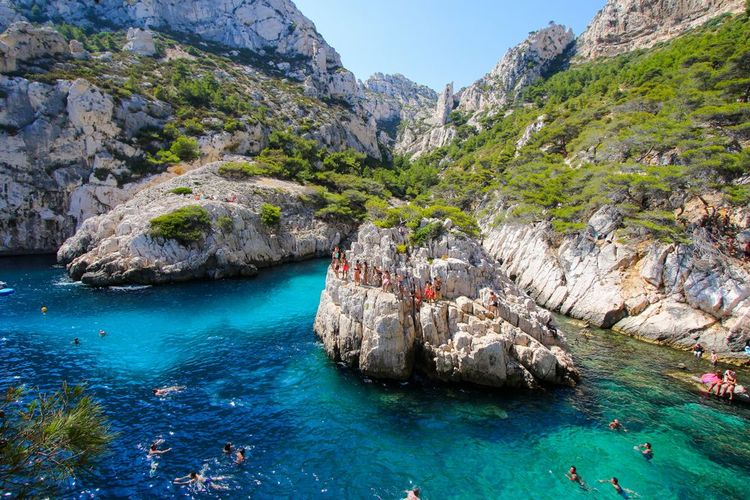 I turisti si immergono nelle calanche di Marsiglia