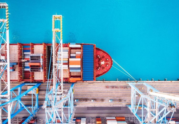 Vue plongeante sur un porte containers dans le port de Rotterdam
