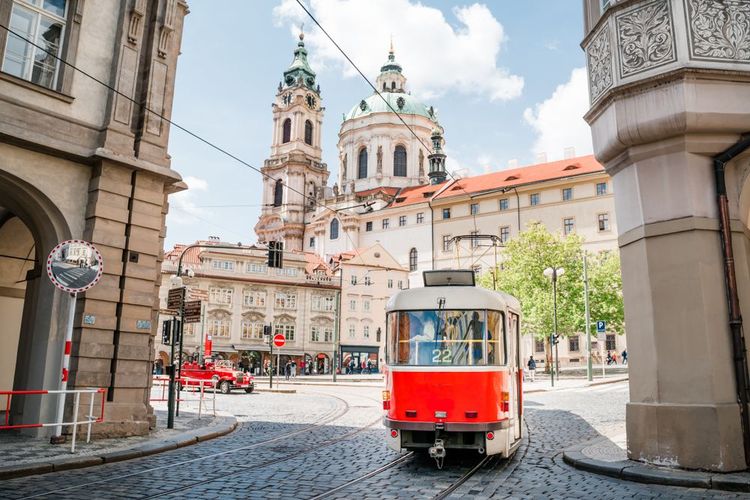 Le célèbre tramway rouge de Prague.