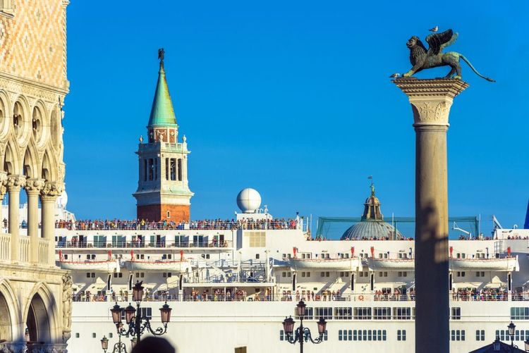 A Venise, un paquebot et le Campanile