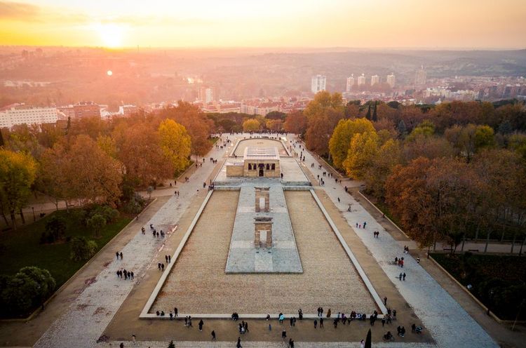Une belle esplanade entourée d'arbres