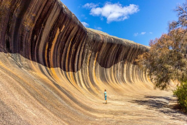La vague du Wave Rock, impressionnante, s'élève vers le ciel