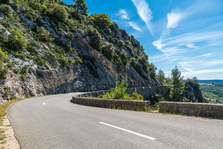 La route des Crêtes permet d'admirer les plus beaux panoramas des gorges du Verdon en voiture.