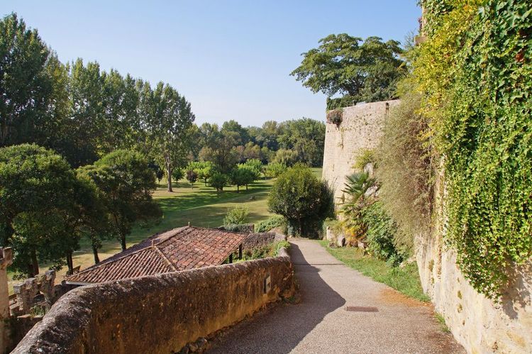 Les remparts de Saint-Macaire.
