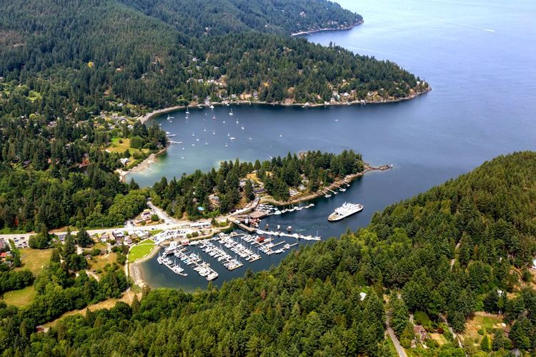Snug Cove en vue aérienne sur son port de plaisance, Bowen Island, Canada