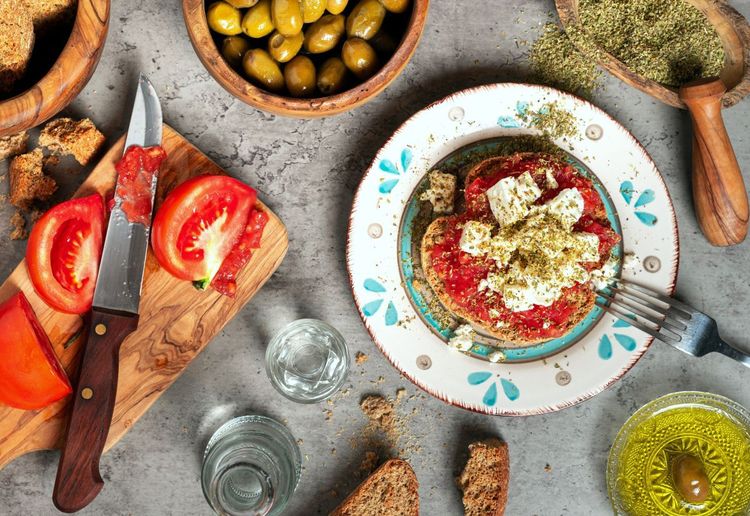 Salade crétoise typique avec du pain crétois à l'orge (paximadia)