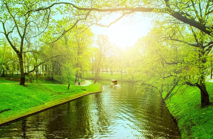 Promenade sur le canal du parc Kronvalda