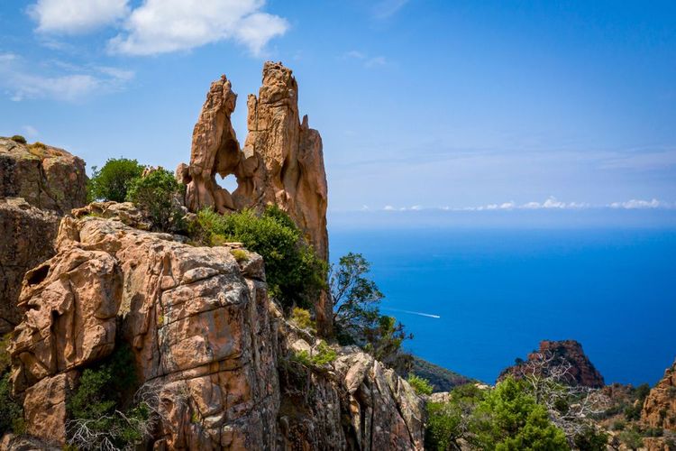 Un cuore prende forma nelle rocce rosse delle Calanches