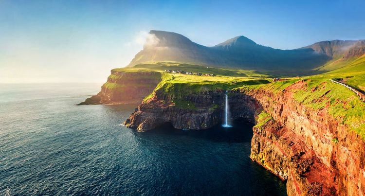 Paysage féérique sur la chute Mulafossur, île de Vagar