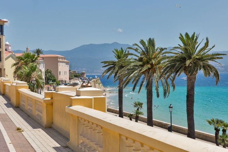 La promenade en bord de plage à Ajaccio.