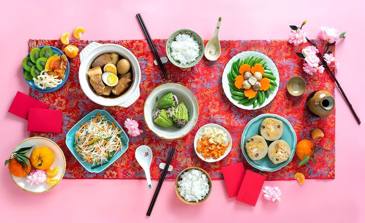 Table de fête dressée pour le repas du Têt