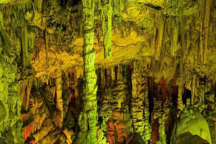 Les cavités sont illuminées, grotte Dikteon Antron