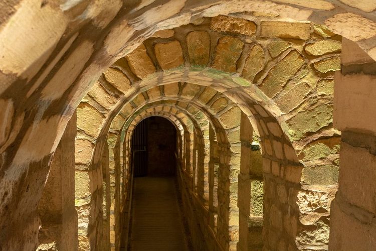 Une galerie voutée des catacombes de Paris