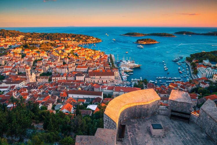 Coucher de soleil sur Hvar depuis le belvédère de Fortica