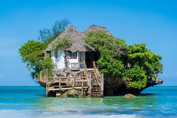Le restaurant The Rock à marée haute sur l’île de Zanzibar, en Tanzanie, Afrique.