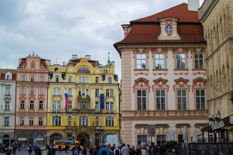 La place de la vieille ville à Prague avec le palais Kinský