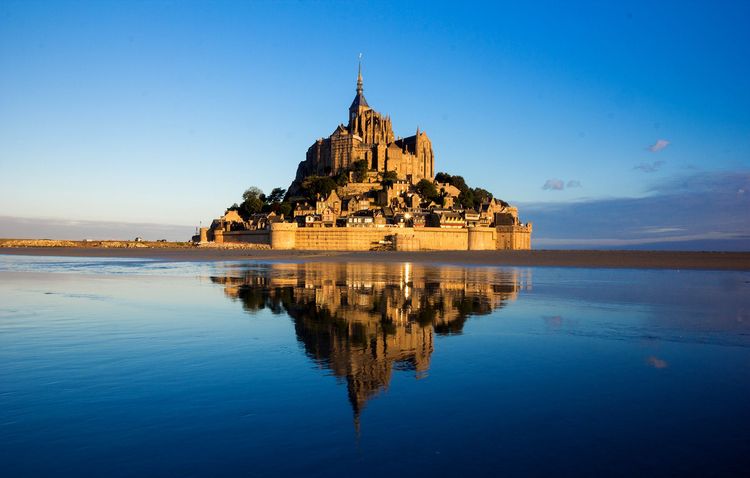 Le mont Saint-Michel se reflète dans sa baie